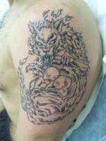 Tatuaje de un lobo fantasmal con dos bebes