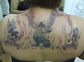 Tatuaje de un heroe reclamando poder a dos musas