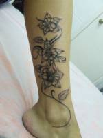 Tatuaje de unas flores en una enredadera