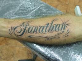 Tatuaje del nombre Jonathan en el antebrazo