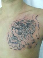 Tatuaje de una águila en el pecho