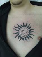 Tatuaje de un sol con una estrella de 5 puntas dentro