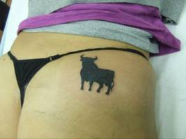 Tatuaje del toro de Osborne en el culo de una mujer