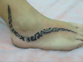 Tatuaje maorí ondulado en el pie