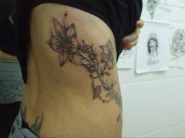 Tattoo de unas flores en las costillas