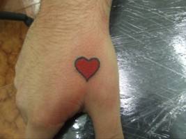Tatuaje de un corazón en la mano 