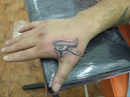 Tatuaje de un ojo egipcio en la mano