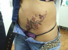 Tatuaje de unas flores en una chica