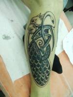Tatuaje de un gato y un pájaro con estilo celta