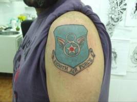 Tatuaje de un escudo de las fuerzas aereas