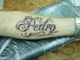 Tatuaje del nombre Pedro en el antebrazo