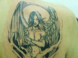 Tatuaje de una chica mitad angel mitad demonio