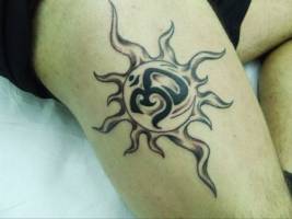 Tatuaje del sol con el simbolo Om dentro