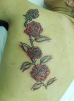 Tatuaje de unas rosas en la espalda de una mujer