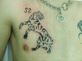 Tatuaje de un tigre en el pecho