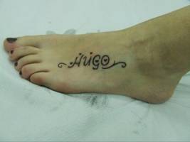 Tatuaje de un nombre en el pie