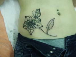 Tatuaje de una mariposa en una flor