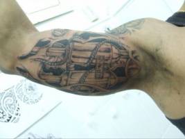 Tatuaje del interior del brazo formado por engranajes