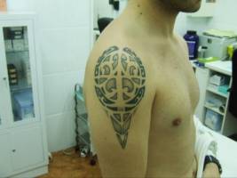 Tatuaje filipino en el hombro