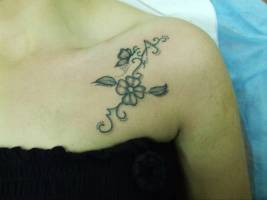 Tatuaje de una flor encima del pecho