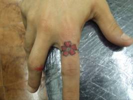 Tatuaje de un anillo hecho con una flor