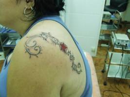 Tatuaje de unas enredaderas en la espalda