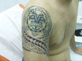 Tatuaje maorí en el hombro