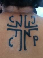 Tatuaje de una cruz con las letras C J C P