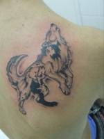 Tatuaje de un lobo aullando