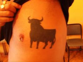 Tatuaje del toro de Osborne en el pecho