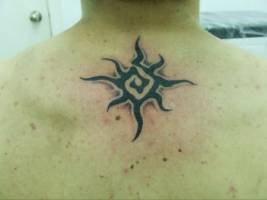 Tatuaje de un sol espiral