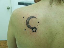 Tatuaje de una luna con estrellas