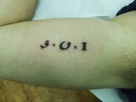 Tatuaje de tres letras en el brazo