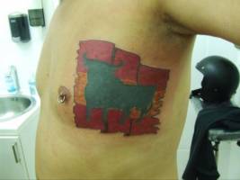 Tatuaje de la bandera de España con el toro de Osborne