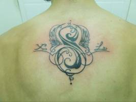 Tatuaje de las letras X S L, con dos alas