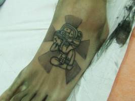 Tatuaje de un porteador maya en el pie
