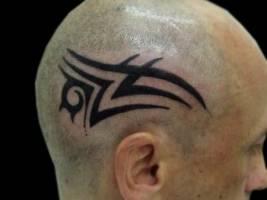 Tatuaje de un tribal en la cabeza