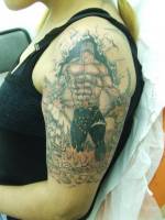 Tatuaje de un hombre musculoso encadenado