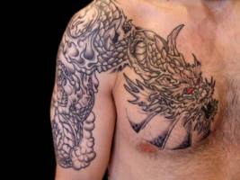 Tatuaje de un dragón entre nubes. Tattoo en blanco y negro