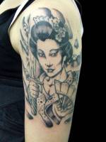 Tatuaje de una geisha armada con una espada