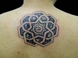 Tatuaje de un mandala en la espalda