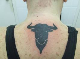 Tatuaje de la cabeza de un toro