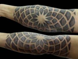 Tatuaje de un mandala en el codo