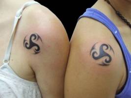 Tatuaje de símbolos celta del trisquel