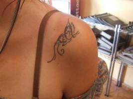 Tatuaje de una mariposa en el hombro. Tattoo para mujer