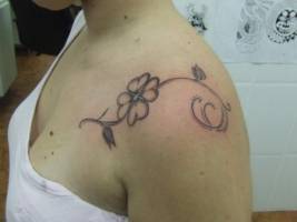 Tatuaje de una planta con flor