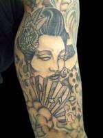 Tatuaje de una geisha con abanico