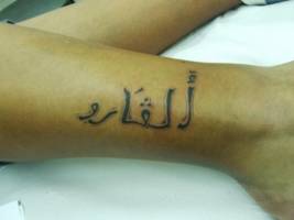 Tatuaje de unas letras árabes