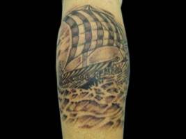 Tatuaje de un barco de vela surcando los los mares