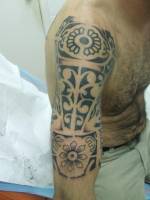 Tatuaje Maori en el brazo